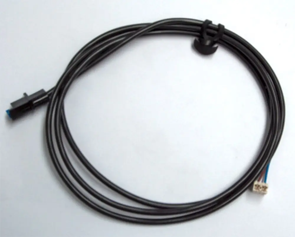 Daikin-Kabel mit zwei Steckverbindern, einem ovalen und einem rechteckigen, in schwarzem Mantel; zur Verwendung in Heizungsanlagen.